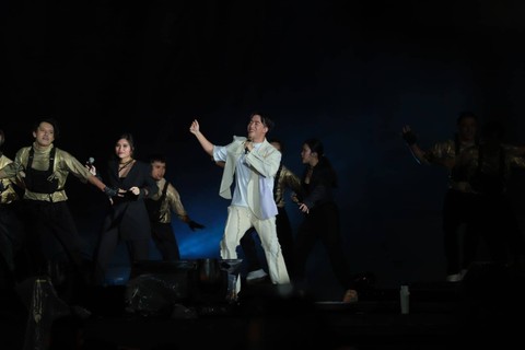 Penyanyi Vidi Aldiano membuka konser Raisa yang bertajuk Raisa Live In Concert di Stadion Utama Gelora Bung Karno, Jakarta, Sabtu (25/2/2023).   Foto: Jamal Ramadhan/kumparan