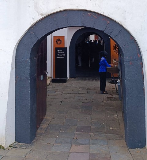 Tampak pintu masuk gerbang Museum Bahari dari depan. Pintunya sudah dipotong setengah karena ditinggikan. Foto: Thomas Bosco/kumparan.