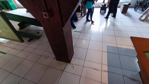 Retakan yang diduga akibat pergerakan tanah di bawah pilar penyangga bangunan di lantai 1 ruang pelayaran Museum Bahari. Foto: Thomas Bosco/kumparan.