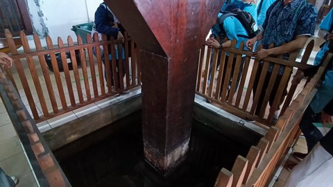 Pilar dengan genangan air yang digunakan untuk ukur kondisi level muka air tanah di kawasan Museum Bahari. Foto: Thomas Bosco/kumparan.