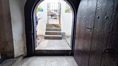Tampak level jalanan yang berjarak 4 anak tangga dari lantai 1 Museum Bahari (dari dalam). Foto: Thomas Bosco/kumparan.