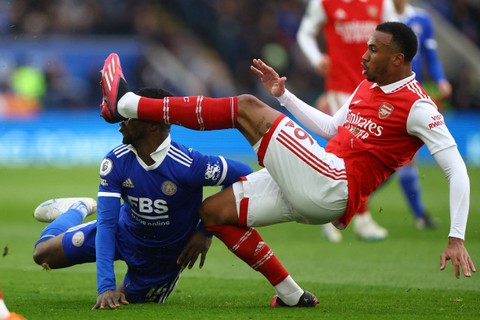 Pemain Arsenal Gabriel beraksi dengan pemain Leicester City Kelechi Iheanacho di Stadion King Power, Leicester, Inggris, Sabtu (25/2/2023). Foto: Hannah McKay/REUTERS
