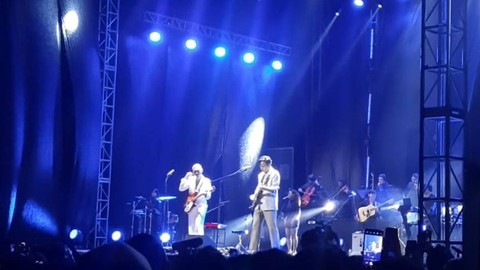 Penampilan Pamungkas pada konser Birdy South East Asia Tour, di Mahka Square Kelapa Gading, Jakarta, Sabtu (25/2/2023). Foto: Alexander Vito/kumparan
