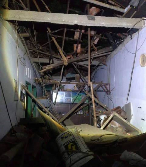 Rumah di Bogor ambruk diterjang badai. Foto: Dok. Istimewa