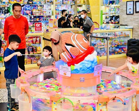 Presiden Jokowi menghabiskan akhir pekan dengan bermain bersama cucu di Mal Paragon di Semarang. Foto: Dok. Laily Rachev - Biro Pers Sekretariat Presiden