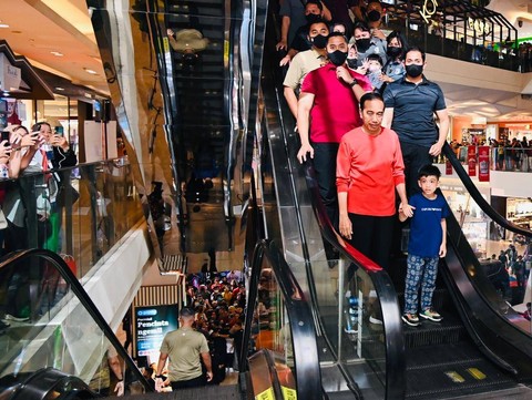 Presiden Jokowi menghabiskan akhir pekan dengan bermain bersama cucu di Mal Paragon di Semarang. Foto: Dok. Laily Rachev - Biro Pers Sekretariat Presiden