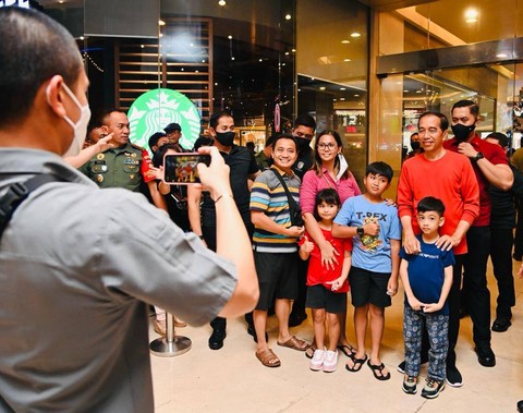 Presiden Jokowi menghabiskan malam minggu bersama dua cucunya bermain di mal di Semarang.  Foto: Dok. Laily Rachev - Biro Pers Sekretariat Presiden