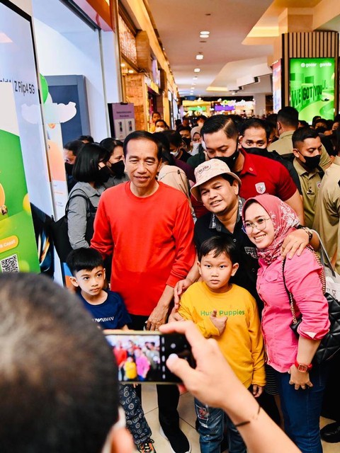 Presiden Jokowi menghabiskan malam minggu bersama dua cucunya bermain di mal di Semarang.  Foto: Dok. Laily Rachev - Biro Pers Sekretariat Presiden