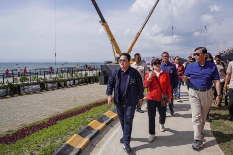 Menko Kemaritiman dan Investasi Luhut Binsar Pandjaitan (kanan), Menteri BUMN Erick Thohir (kiri) dan Ketua DPR Puan Maharani (tengah) saat menghadiri Kejuaraan Dunia Perahu Motor F1 Powerboat (F1H2O) 2023 di Danau Toba, Balige, Sumatra Utara. Foto: Dhemas Reviyanto/Antara Foto