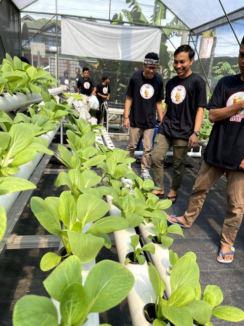 Sukarelawan Ganjar Milenial Center (GMC) melaksanakan aksi bersih lingkungan dan berbagi sayur hidroponik di Desa Ngerong, Kecamatan Gempol, Kabupaten Pasuruan, Jawa Timur, Sabtu (25/2/2023). Foto: Dok. Istimewa