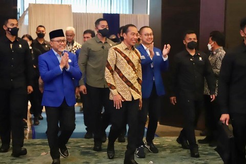 Presiden Joko Widodo bersama Ketua Umum PAN Zulkifli Hasan hadiri Rakornas PAN di Hotel Padma Semarang, Minggu (26/2/2023). Foto: DPP PAN 