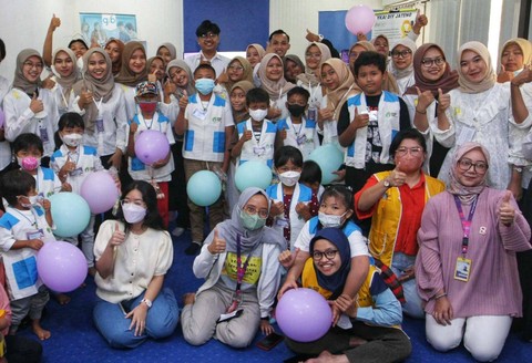 Sejumlah anak penderita kanker membuat boneka tangan dari kaus kaki saat peringatan Hari Kanker Anak Sedunia 2023 di Yogyakarta Sabtu (25/2/2023). Foto: Dok. Istimewa