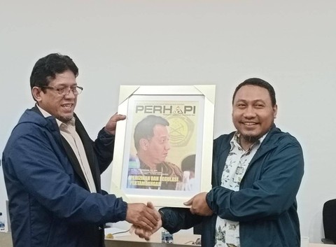 Sub Koordinator Penyiapan Program Mineral Direktorat Jenderal Mineral dan Batu Bara Kementerian ESDM, Dedi Supriyanto (kanan) dalam workshop Mining for Journalist di Wisma ALDC PT Antam, Bogor, Sabtu (25/2/2023). Foto: Akbar Maulana/kumparan