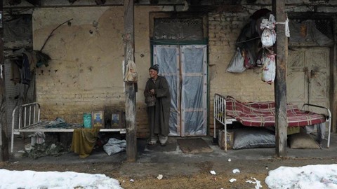 Secara historis, sudah umum di banyak budaya untuk mengkarantina orang yang terinfeksi kusta di rumah atau rumah sakit khusus.