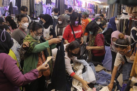 Calon pembeli memilih pakaian impor bekas di Pasar Senen, Jakarta, Minggu (26/2/2023). Foto: Iqbal Firdaus/kumparan