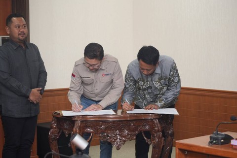 PT Freeport  Indonesia (PTFI) dan Perusahaan Umum Daerah (Perumda) Giri Tirta Kabupaten Gresik menjalin kerja sama untuk memasok kebutuhan air di smelter Manyar, Jumat (24/2/2023). Foto: Freeport Indonesia