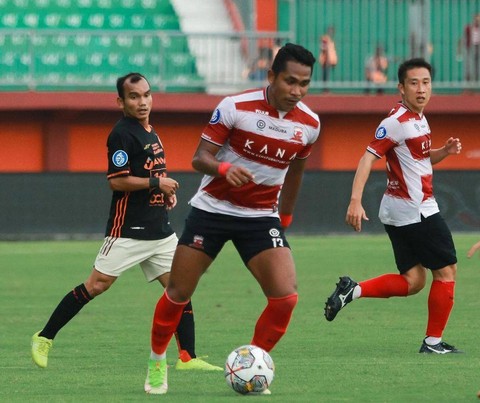 Madura United melawan Persija Jakarta pada laga lanjutan Liga 1 di Stadion Stadion Gelora Ratu Pamelingan, Minggu (26/2/2023).  Foto: Instagram/@maduraunited.fc