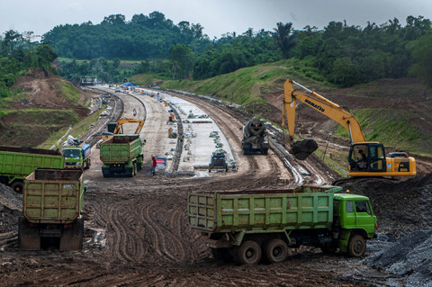 Pekerja menyelesaikan proyek pembangunan jalan tol Rangkasbitung-Panimbang seksi II di Lebak, Banten, Minggu (26/2/2023).  Foto: Muhammad Bagus Khoirunas/ANTARA FOTO