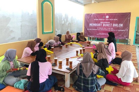 Srikandi Ganjar DIY menggelar pelatihan membuat buket balon untuk menambah kreativitas dan bakat milenial di Kabupaten Bantul, Yogyakarta, Minggu (26/2).  Foto: Dok. Istimewa