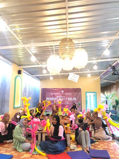 Srikandi Ganjar DIY menggelar pelatihan membuat buket balon untuk menambah kreativitas dan bakat milenial di Kabupaten Bantul, Yogyakarta, Minggu (26/2).  Foto: Dok. Istimewa
