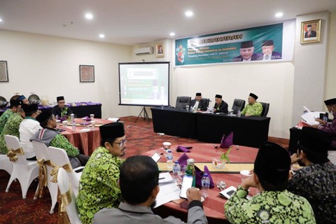 Ketua PW DMI Sumatera Barat, Duski Samad, dan para anggota DMI Sumbar.  Foto: DMI