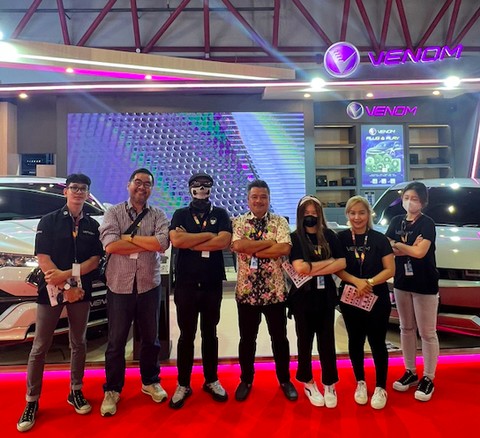 Sekjen PAHAMI (Perhimpunan Pengusaha Aksesoris Mobil Indonesia), Irwan Kusuma (berbatik, tengah) berfoto bersama salah satu influencer otomotif nasional. Foto: Istimewa