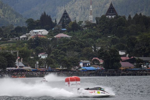 Pebalap tim Stromoy Racing  Bartek Marszalek memacu kecepatan perahu motornya dalam balap sesi pertama pada putaran pertama Kejuaraan Dunia Perahu Motor F1 Powerboat (F1H2O) 2023 di Danau Toba, Balige, Sumatra Utara, Minggu (26/2/2023).  Foto: M Risyal Hidayat/ANTARA FOTO
