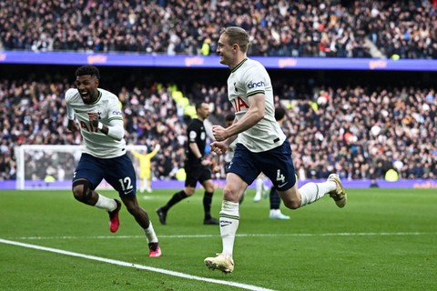 Selebrasi pemain Tottenham Hotspur Oliver Skipp usai mencetak gol ke gawang Chelsea pada pertandingan lanjutan Liga Inggris di Stadion Tottenham Hotspur, London, Inggris, Minggu (26/2/2023). Foto: Dylan Martinez/REUTERS