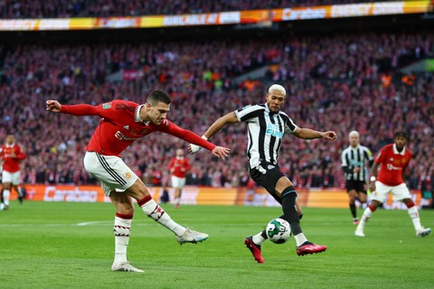 Pemain Manchester United Diogo Dalot menendang bola ke arah gawang Newcastle United pada pertandingan final Piala Liga Inggris di Stadion Wembley, London, Inggris, Minggu (26/2/2023). Foto: Hannah McKay/REUTERS