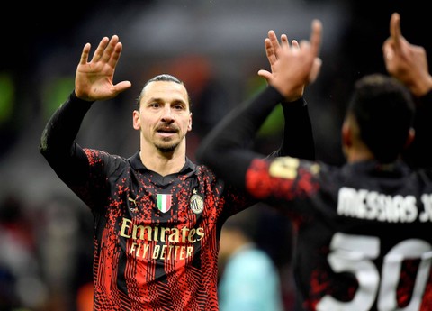 Zlatan Ibrahimovic dari AC Milan merayakan gol kedua Messias Junior di San Siro, Milan, Italia. Foto: Daniele Mascolo/Reuters