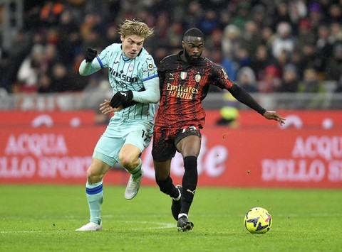 Rasmus Hojlund dari Atalanta beraksi dengan Fikayo Tomori dari AC Milan di San Siro, Milan, Italia. Foto: Daniele Mascolo/Reuters