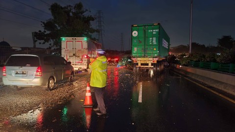 Kecelakaan truk di Tol Ancol arah Priok, Jakarta, Senin (27/2/2023) malam. Foto: Dok. Istimewa