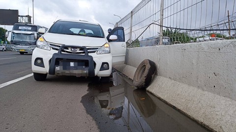 Pengendara yang hendak ke Puncak alami pecah ban di km 32 Tol Dalam Kota. Masuk dari Bintaro, pengendara keluhkan jalanan tol yang banyak belubang. Foto: Thomas Bosco/kumparan