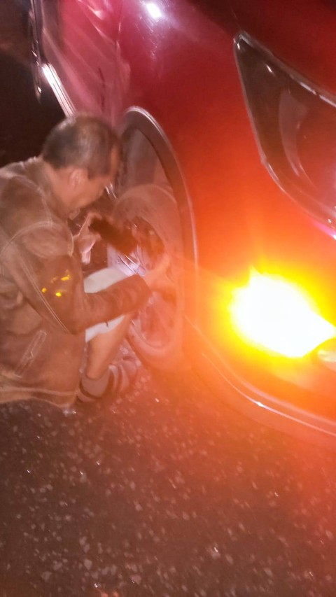 Proses ganti ban mobil yang mengalami pecah ban di jalan tol Trans Jawa.  Foto: Aditya Pratama Niagara/kumparan