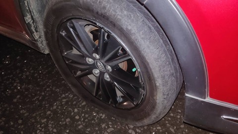 Kondisi ban mobil yang pecah usah menghantam lubang di jalan tol Trans Jawa.  Foto: Aditya Pratama Niagara/kumparan