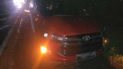 Mobil mengalami pecah ban di jalan tol Trans Jawa.  Foto: Aditya Pratama Niagara/kumparan