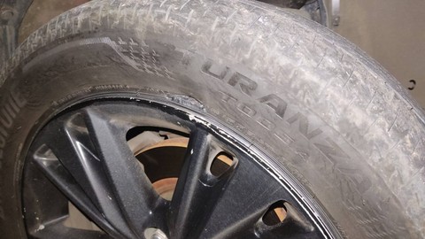 Kondisi ban mobil yang pecah usah menghantam lubang di jalan tol Trans Jawa.  Foto: Aditya Pratama Niagara/kumparan