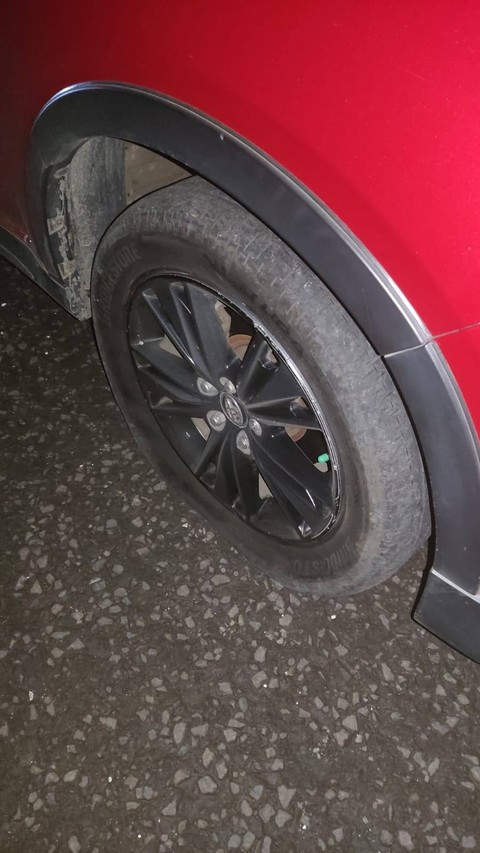 Kondisi ban mobil yang pecah usah menghantam lubang di jalan tol Trans Jawa.  Foto: Aditya Pratama Niagara/kumparan