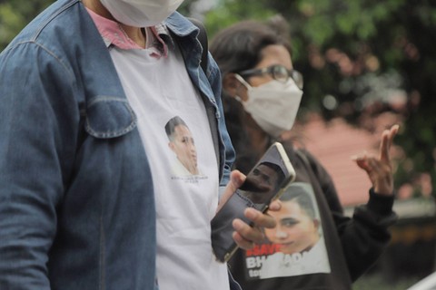 Pendukung Richard Eliezer alias Eliezer Angels di depan gerbang Lapas Kelas IIA Salemba, Jakarta Pusat, Senin (27/2/2023). Foto: Jamal Ramadhan/kumparan
