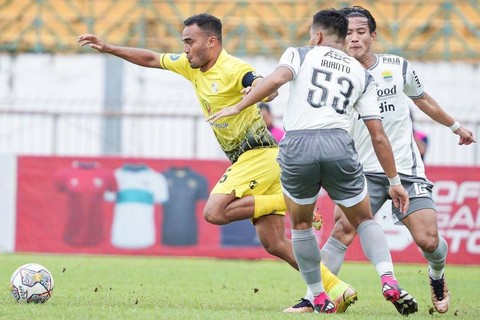 Barito Putera melawan Persib Bandung pada lanjutan Liga 1 di Stadion Demang Lehman, Senin (27/2/2023).  Foto: Instagram/@psbaritoputeraofficial