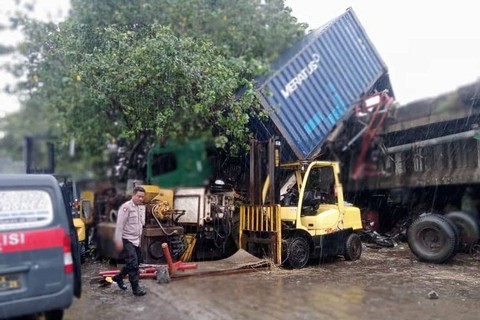 Truk kontainer terjun dari flyover. Foto: Dok. Istimewa
