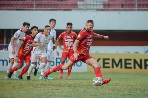 Ilija Spasojevic mencetak gol pertama Bali United dari titik putih kala melawan Persis Solo di Stadion Maguwoharjo, Sleman, dalam lanjutan Liga 1 2022/23, Senin (27/2).  Foto: Dok. Media Bali United