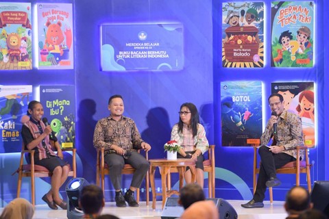 Menteri Pendidikan, Kebudayaan, Riset, dan Teknologi (Mendikbudristek), Nadiem Anwar Makarim (kanan) dalam acara Merdeka Belajar episode ke-23. Foto: Kemendikbudristek