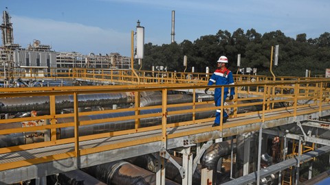 Petugas memeriksa instalasi pipa regasifikasi (pengubahan kembali LNG menjadi gas) di area pabrik PT Perta Arun Gas (PAG) di Lhokseumawe, Aceh, Senin (27/2/2023). Foto: ANTARA FOTO/Asep Fathulrahman