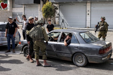 Tentara Israel melakukan penjagaan di sepan... </div>
<div class=