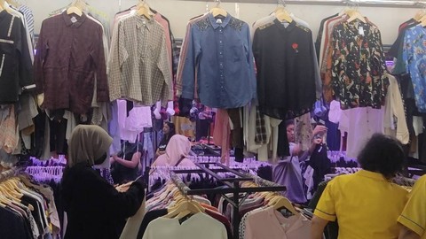 Suasana Thrifting di Pasar Senen, Jakarta Pusat, Selasa (28/2/2023). Foto: Jonathan Devin/kumparan