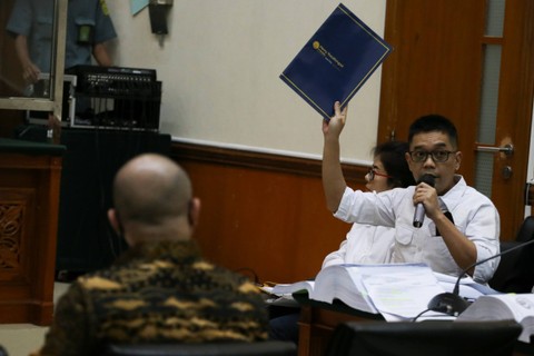 Terdakwa AKBP Dody Prawiranegara (kanan) dan Linda Pujiastuti (tengah) memberikan tanggapan atas kesaksian terdakwa Irjen Pol Teddy Minahasa dalam kasus peredaran narkotika saat sidang lanjutan di Pengadilan Negeri Jakarta Barat, Rabu (1/3/2023). Foto: Rivan Awal Lingga/ANTARA FOTO