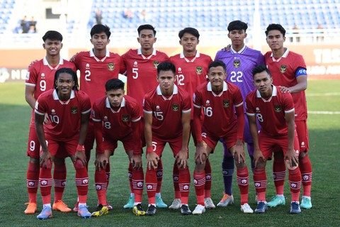 Pemain Timnas U-20 Indonesia berfoto bersama jelang melawan Timnas U-20 Irak dalam kualifikasi Grup A Piala Asia U-20 di Stadion Lokomotiv, Tashkent, Uzbekistan, Rabu (1/3/2023).  Foto: Sigid Kurniawan/ANTARA FOTO