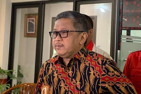 Sekjen PDIP Hasto Kristiyanto konferensi pers di Sekolah Partai PDIP, Jakarta, Lenteng Agung, Kamis (2/3).  Foto: Luthfi Humam/kumparan