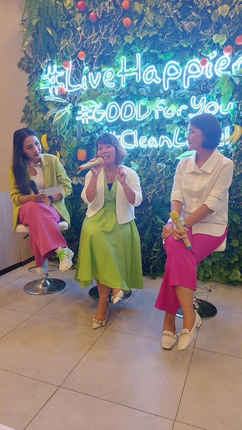 Re.juve luncurkan varian minuman jus jambu dan kelapa kopyor baru di store mal Kota Kasablanka, Jakarta (1/3/23). Foto: Azalia Amadea/Kumparan